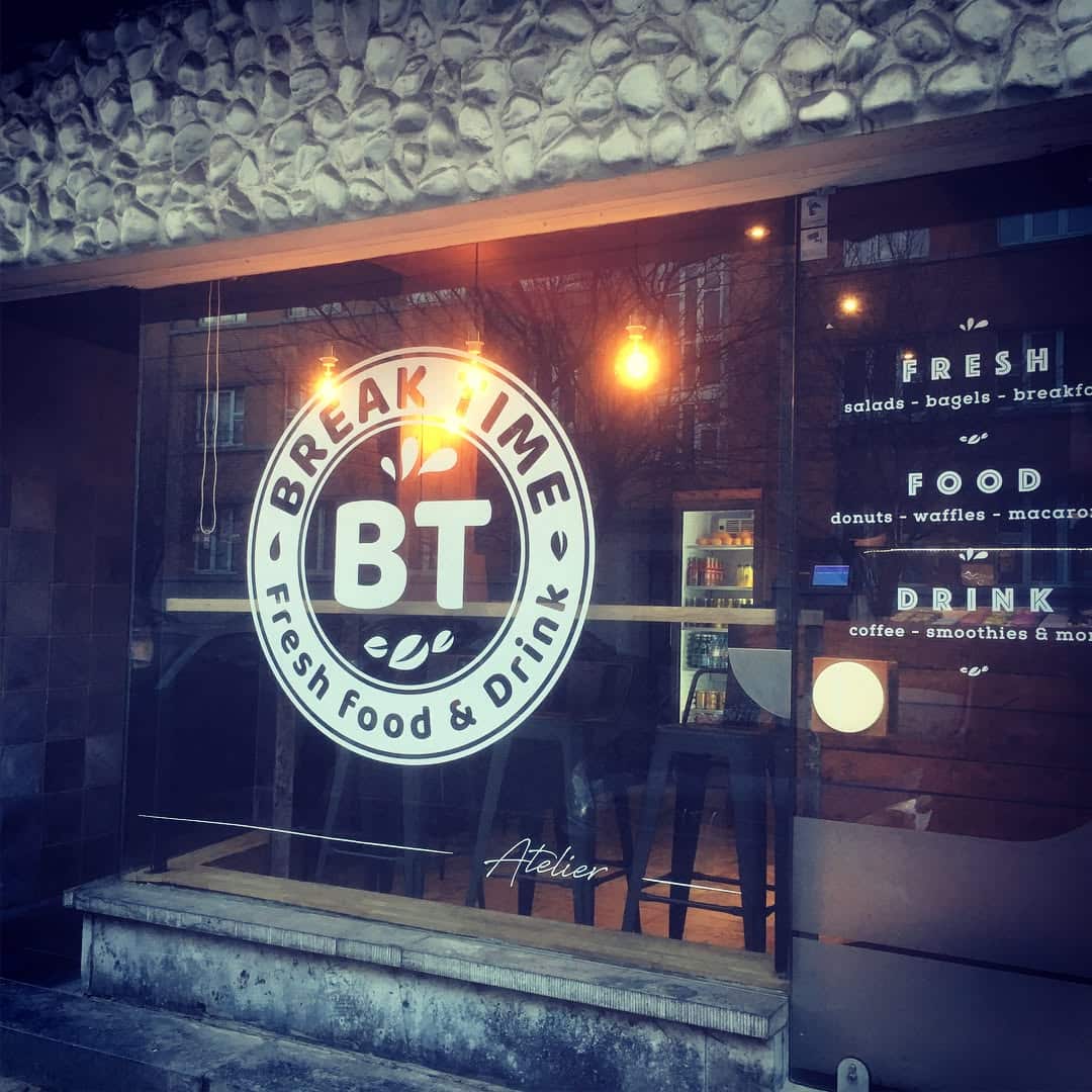 L’Atelier — adaptation de l’identité aux vitrines et à la façade.