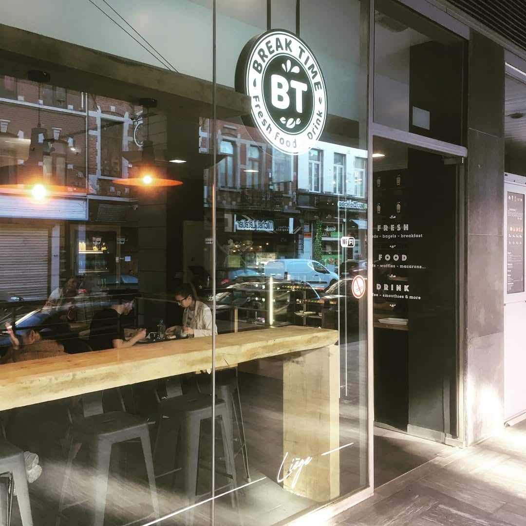 Vitrine et comptoir — l’identité intégrée au point de vente.