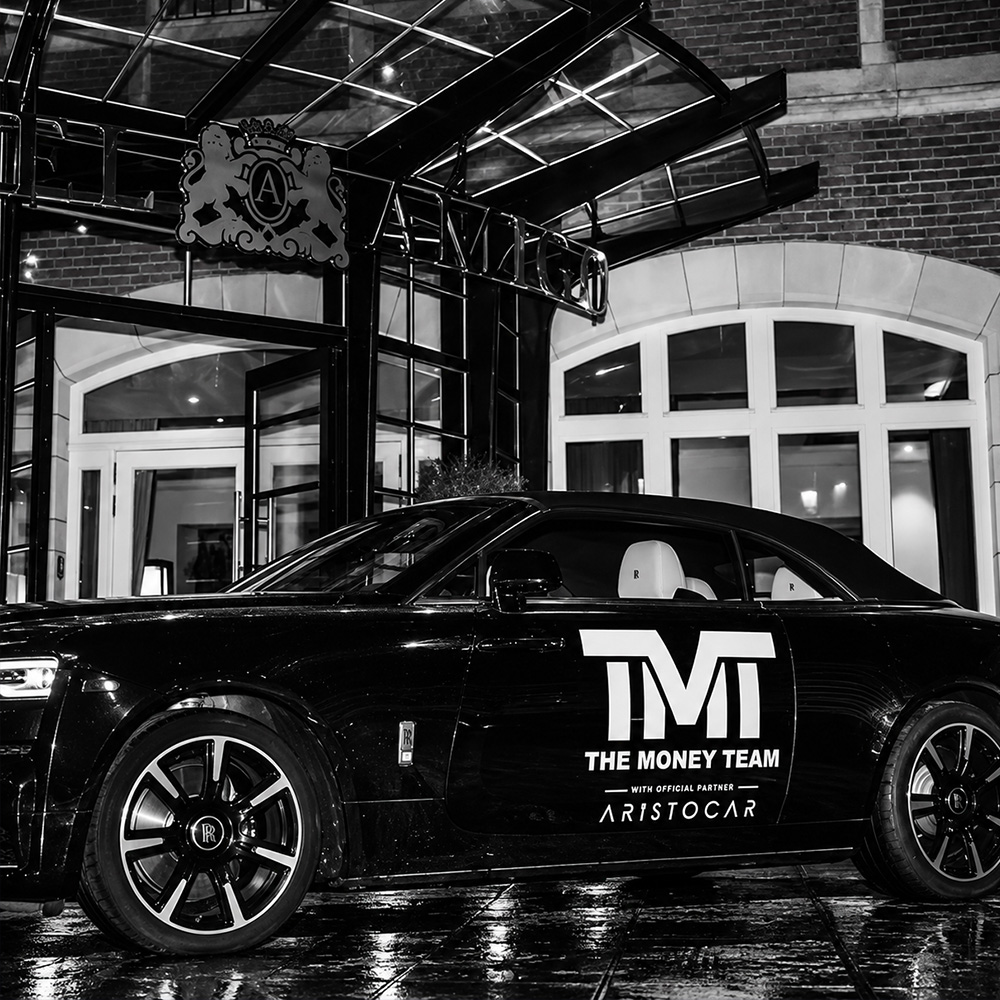 Rolls-Royce Phantom cabriolet noire portant le lettrage blanc TMT et Aristocar.