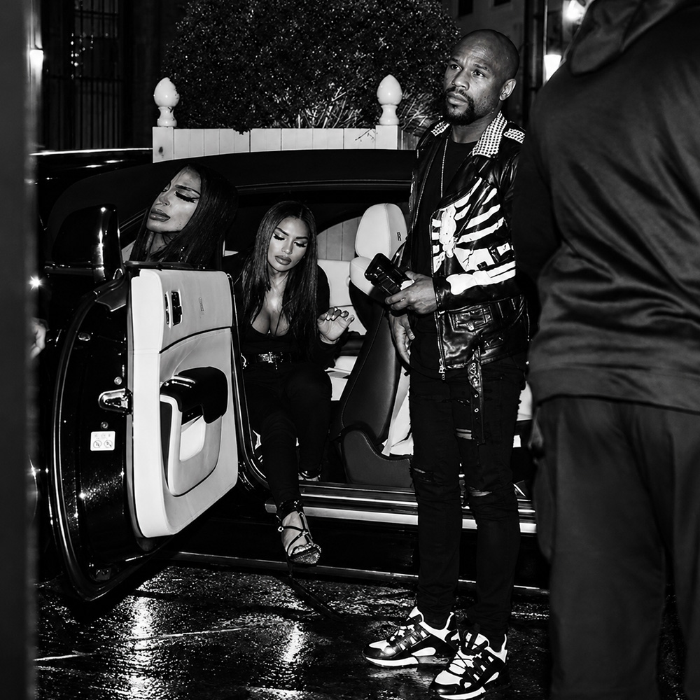Floyd Mayweather à côté de la Rolls-Royce cabriolet lors de son arrivée.