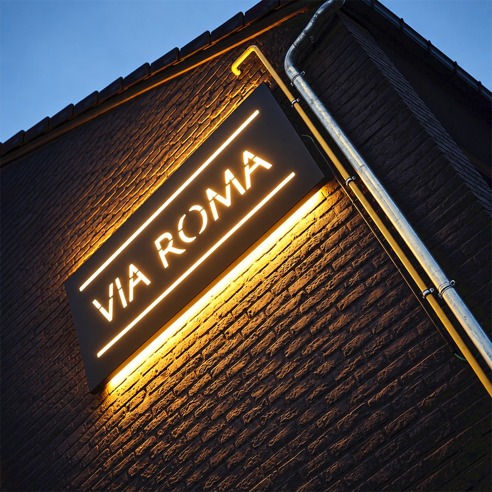 up-design_via-roma_02 Enseigne Via Roma sur la façade en briques du restaurant.