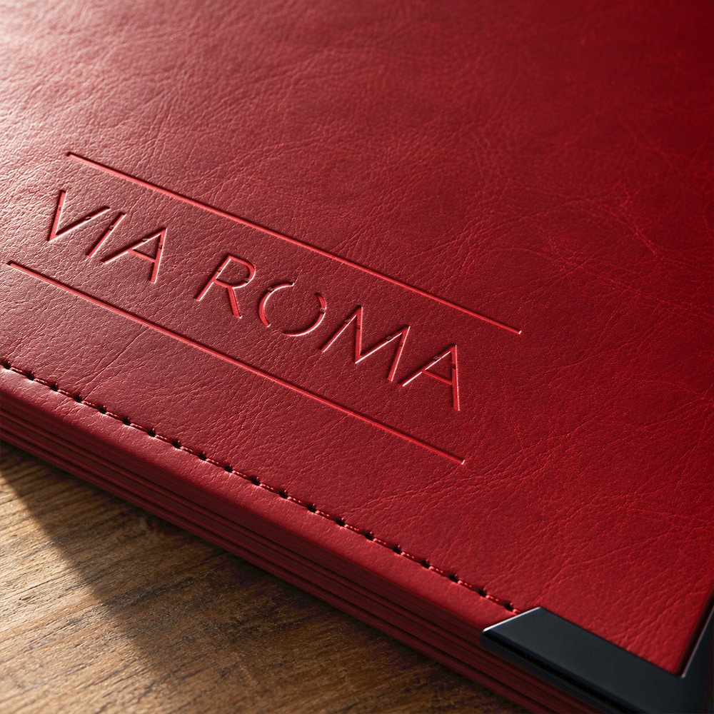 up-design_via-roma_11 Menu rouge Via Roma avec logo en relief.