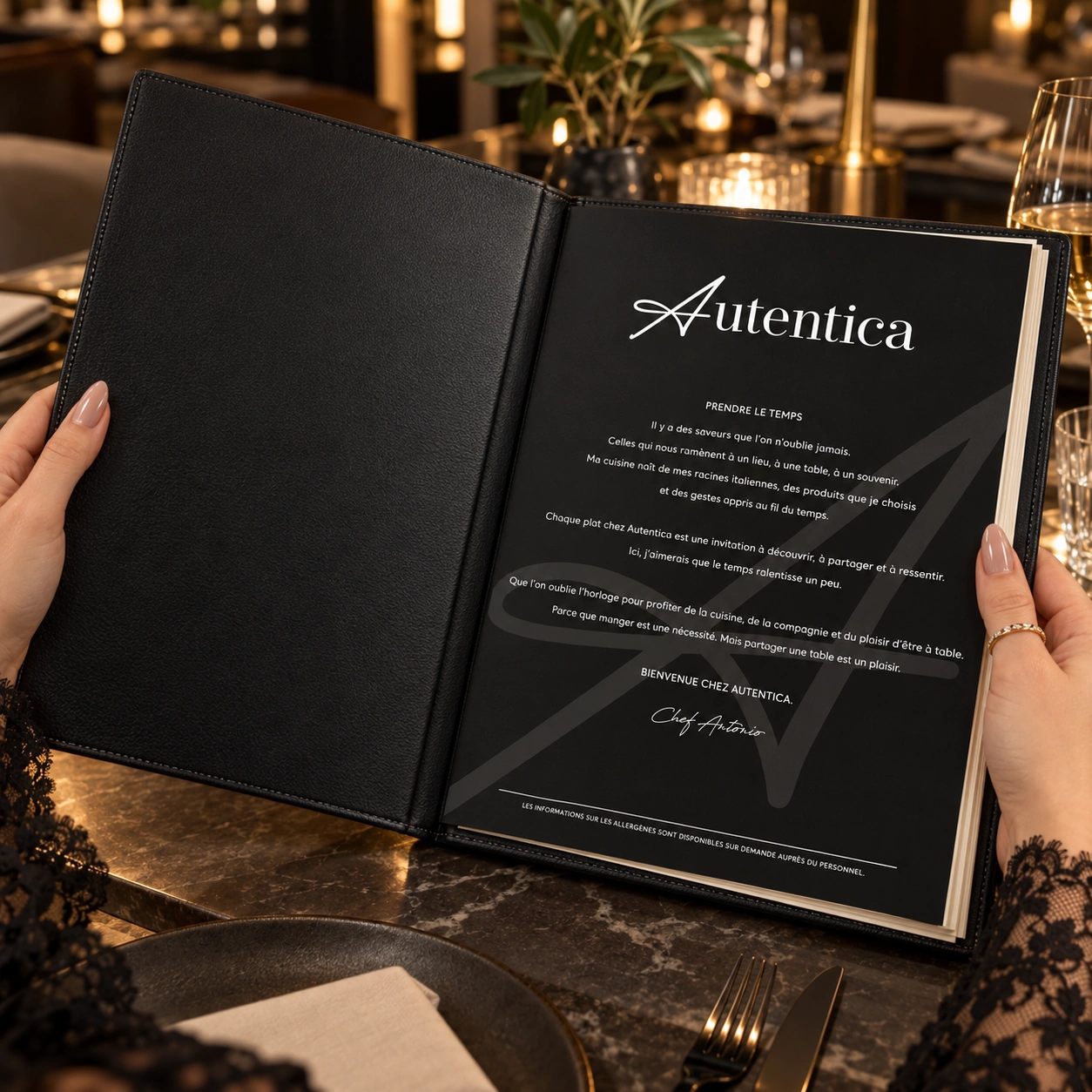 Première page du menu — mise en situation dans un porte-menu noir, réalisée pour cette présentation.
