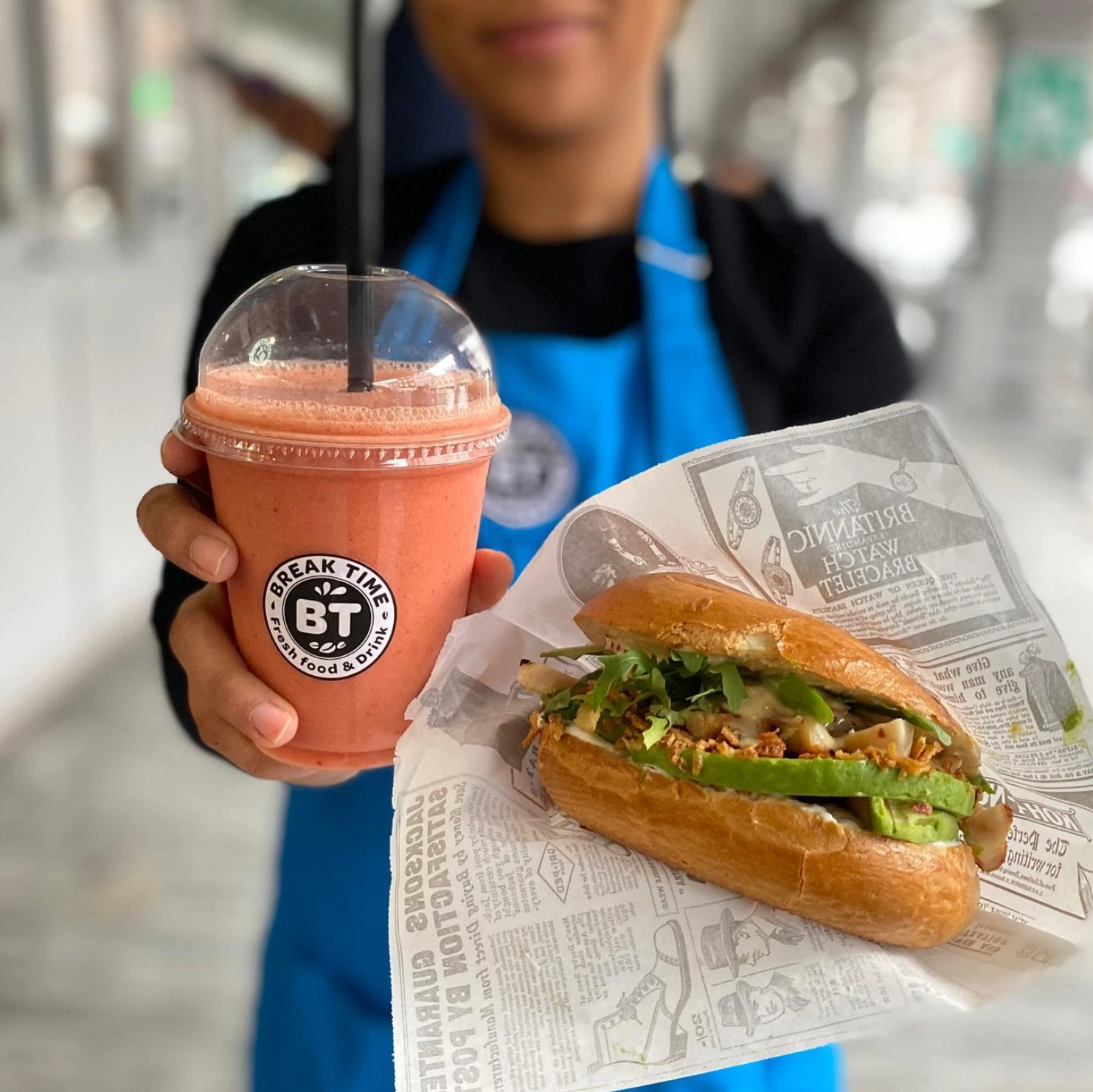 Break Time — été : boisson fraîche et bagel devant un tablier bleu