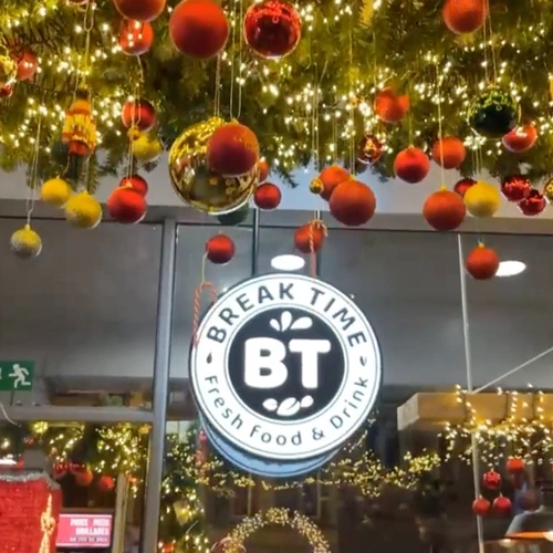 Break Time — hiver : enseigne et décor de Noël