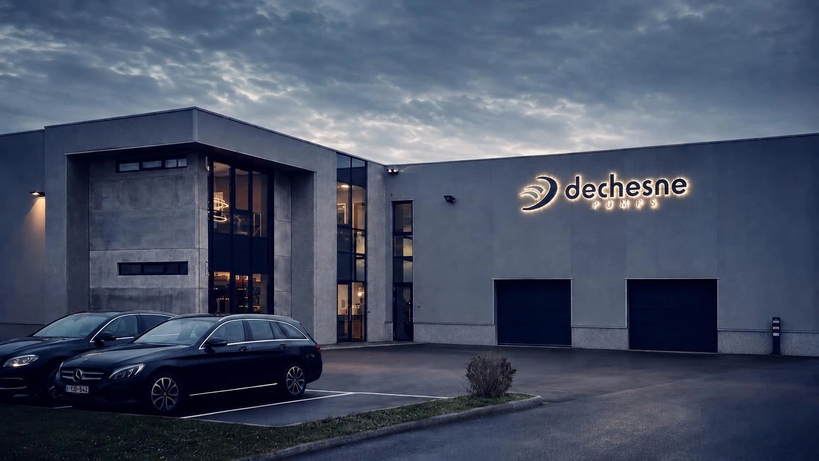 Dechesne — architecture et enseigne lumineuse