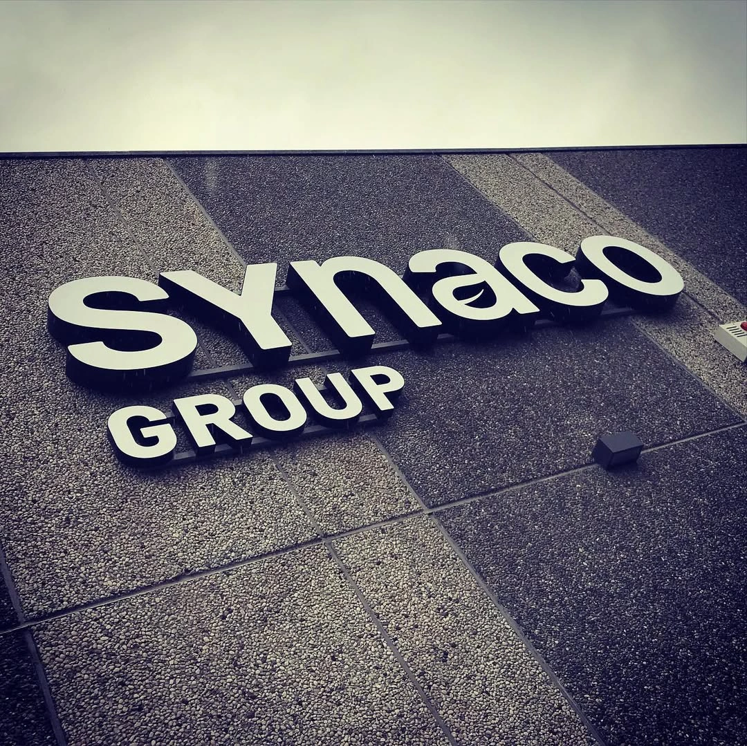 Synaco Group — enseigne sur béton