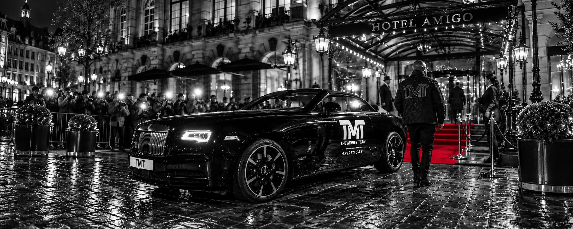 Rolls-Royce TMT devant l’Hôtel Amigo en noir et blanc, avec le tapis rouge conservé.