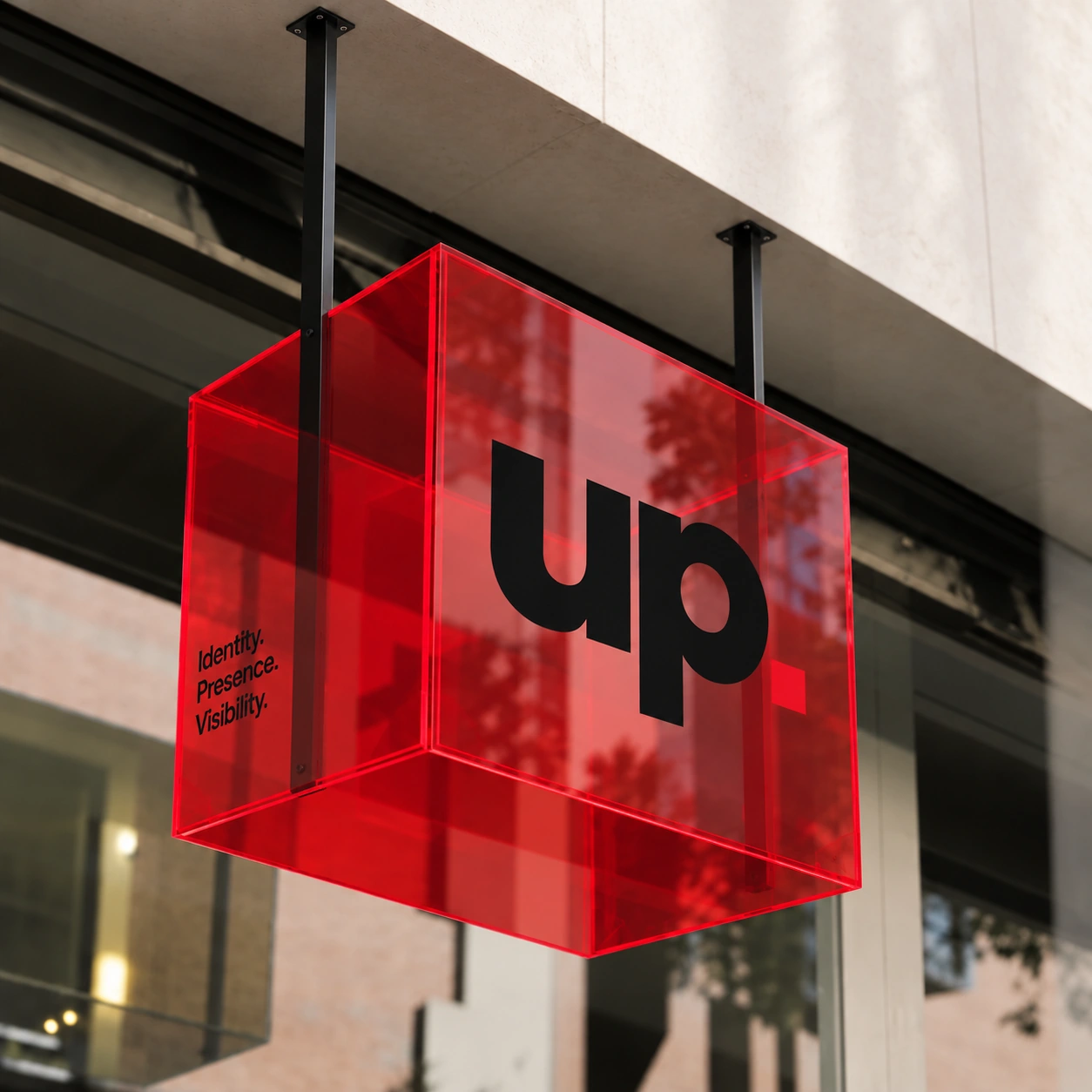 Enseigne cubique UP en plexiglas rouge translucide.