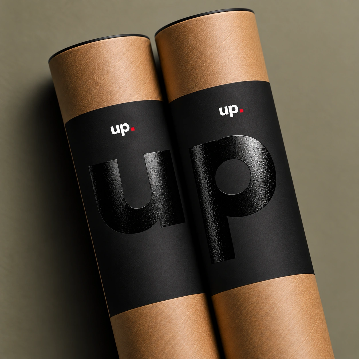 Tubes kraft UP Design, monogramme en vernis brillant sur noir mat.