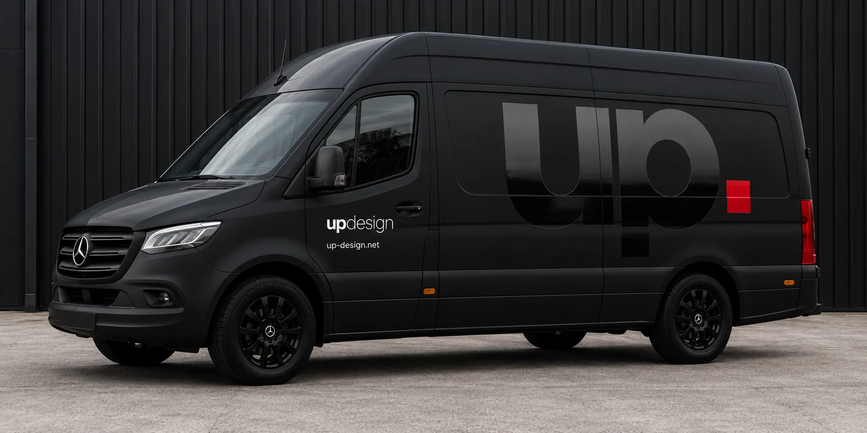 Projection d’un Mercedes Sprinter noir avec monogramme UP ton sur ton, carré rouge et signature updesign.