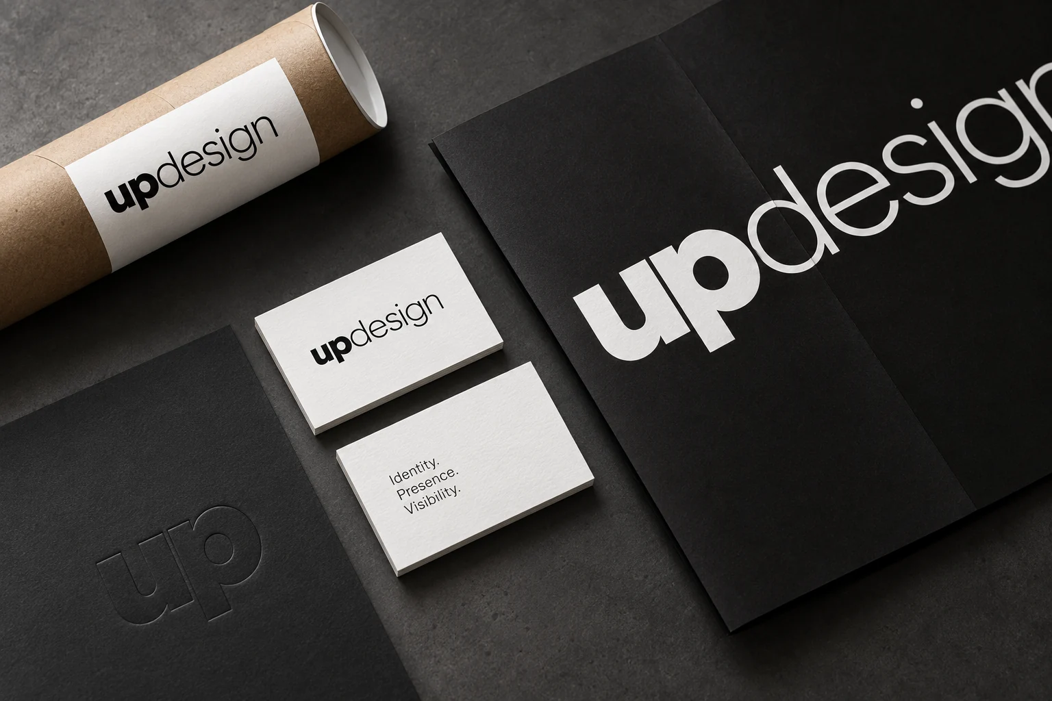 UP Design : cartes, documents imprimés et signature embossée, mis en scène sur une surface graphite