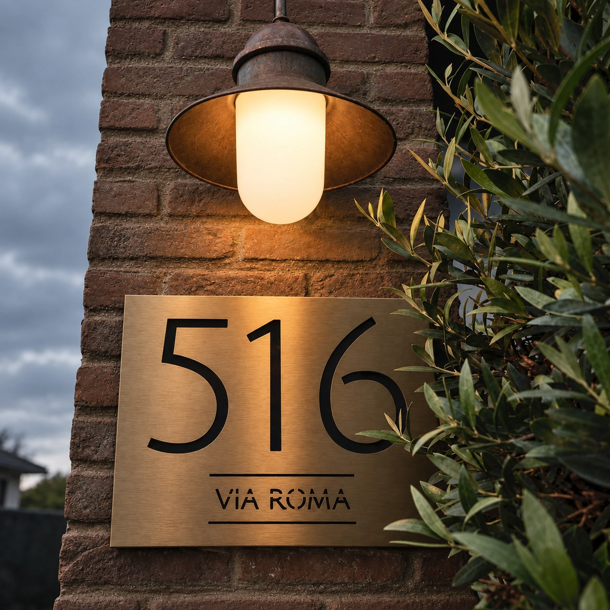 vr-516-naturel Numéro 516 en lettres en volume sur la façade de Via Roma.