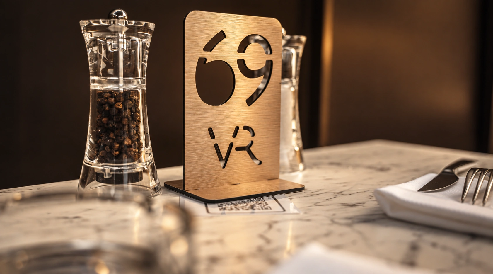 vr-table-69 Numéro de table et monogramme VR dans le restaurant Via Roma.